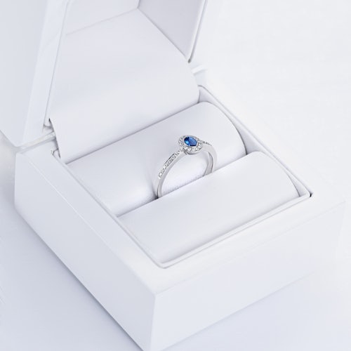 Pierścionek zaręczynowy SAVICKI: białe złoto, niebieski szafir, diamenty